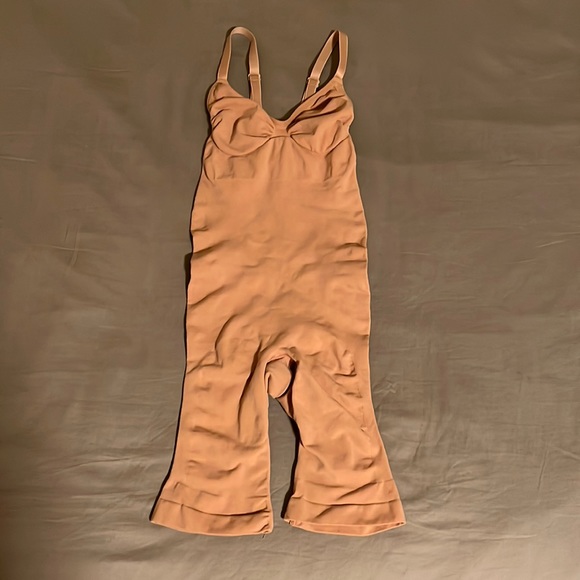 SKIMS SEAMLESS SCULPT MID THIGH BODYSUIT - Picture 1 of 7